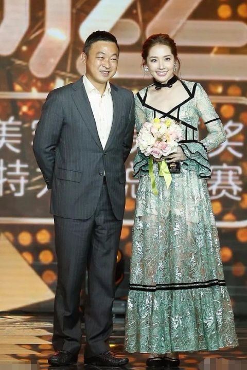 别人颁奖礼造型惊艳四座,而郭碧婷的装扮让人