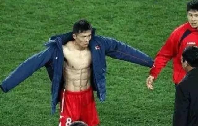 别说是对比C罗的身材了,国足就连朝鲜球员的身