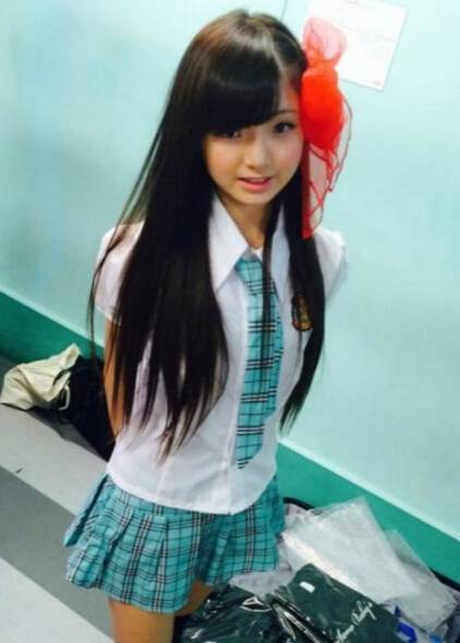 日本"小学生"女团走红 成熟性感风遭吐槽