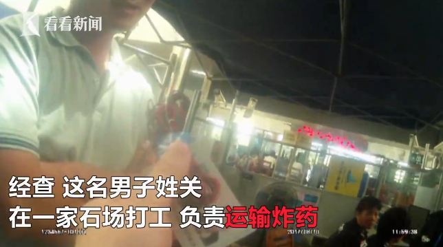 经查，这名男子姓关，在一家石场打工，在石场主要负责运输炸药工作。今年7月底，关某私自留存应送还仓库的3枚雷管，准备搭乘火车到南宁，再拿回老家炸石头用，而他的举动也已经触犯了法律。