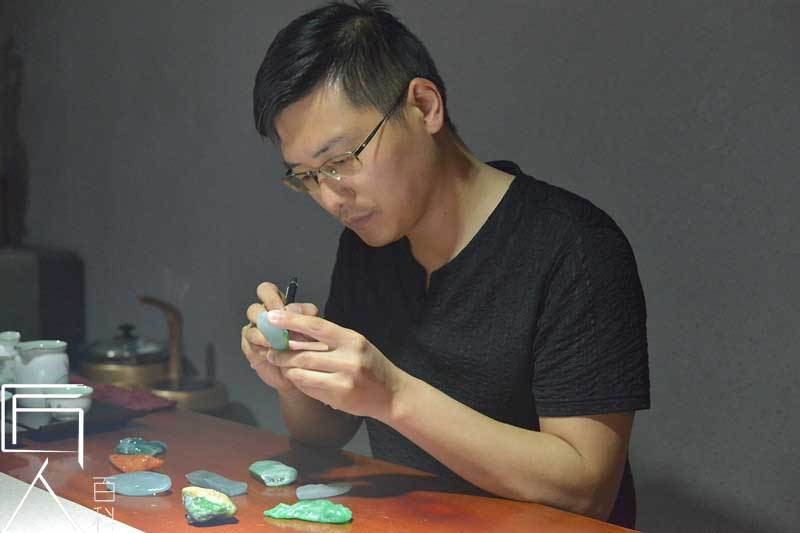 匠人百科|玉雕艺术家王立元:巧雕细琢,让翡翠由内而外散发韵味