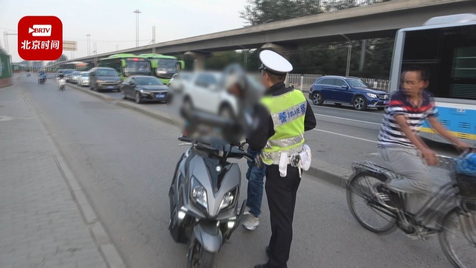 着急赶路驶入非机动车道 朝阳警方严查摩托车违法
