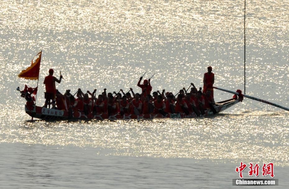 5月27日，连江县筱埕镇定海村村民在海上进行龙舟比赛。当日，福建省连江县筱埕村和定海村举行海上赛龙舟活动。据了解，当地在明朝万历年间就有了海上赛龙舟的传统，至今这个习俗已经保持了四百年，已经成为当地独特的风景。 张斌 摄