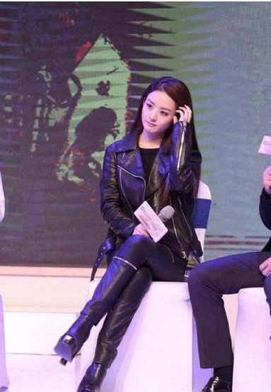 同样穿皮衣皮裤,赵丽颖秒杀郑爽,衣品女王杨幂