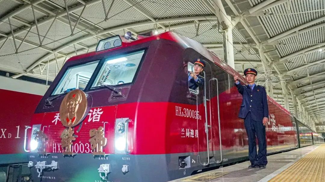 “雷锋号”机车，首次进京！