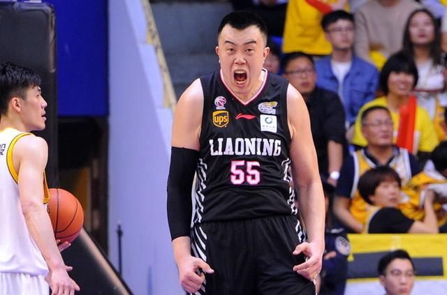 金牛青年队的余嘉豪也是一位高大中锋,作为前浙江名宿余乐平的儿子