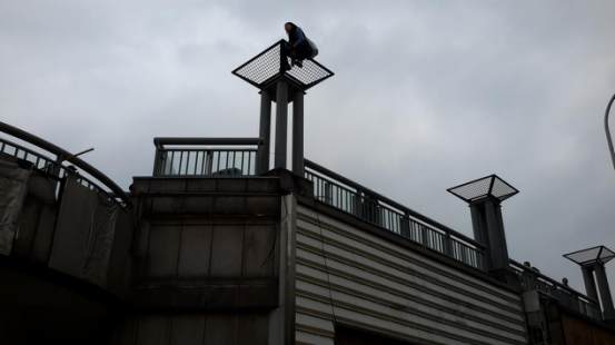 一女子在西单欲跳楼轻生 消防官兵成功营救