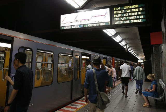 6月20日,在比利时首都布鲁塞尔一地铁站,电子信息牌显示中央火车站