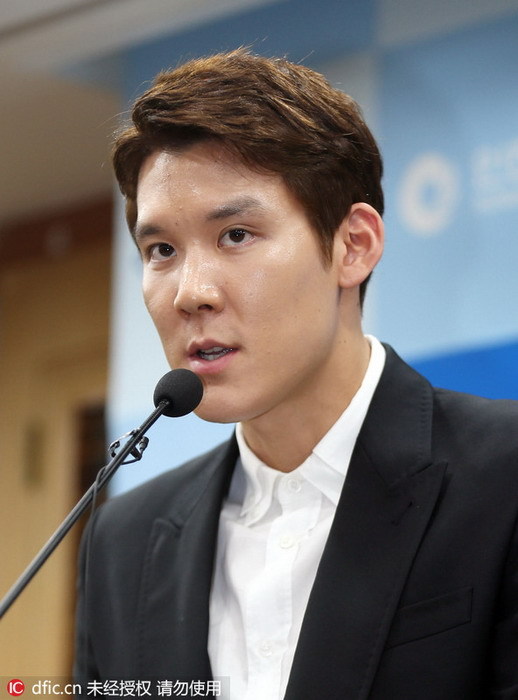 朴泰桓双膝跪地 求代表韩国出战里约奥运