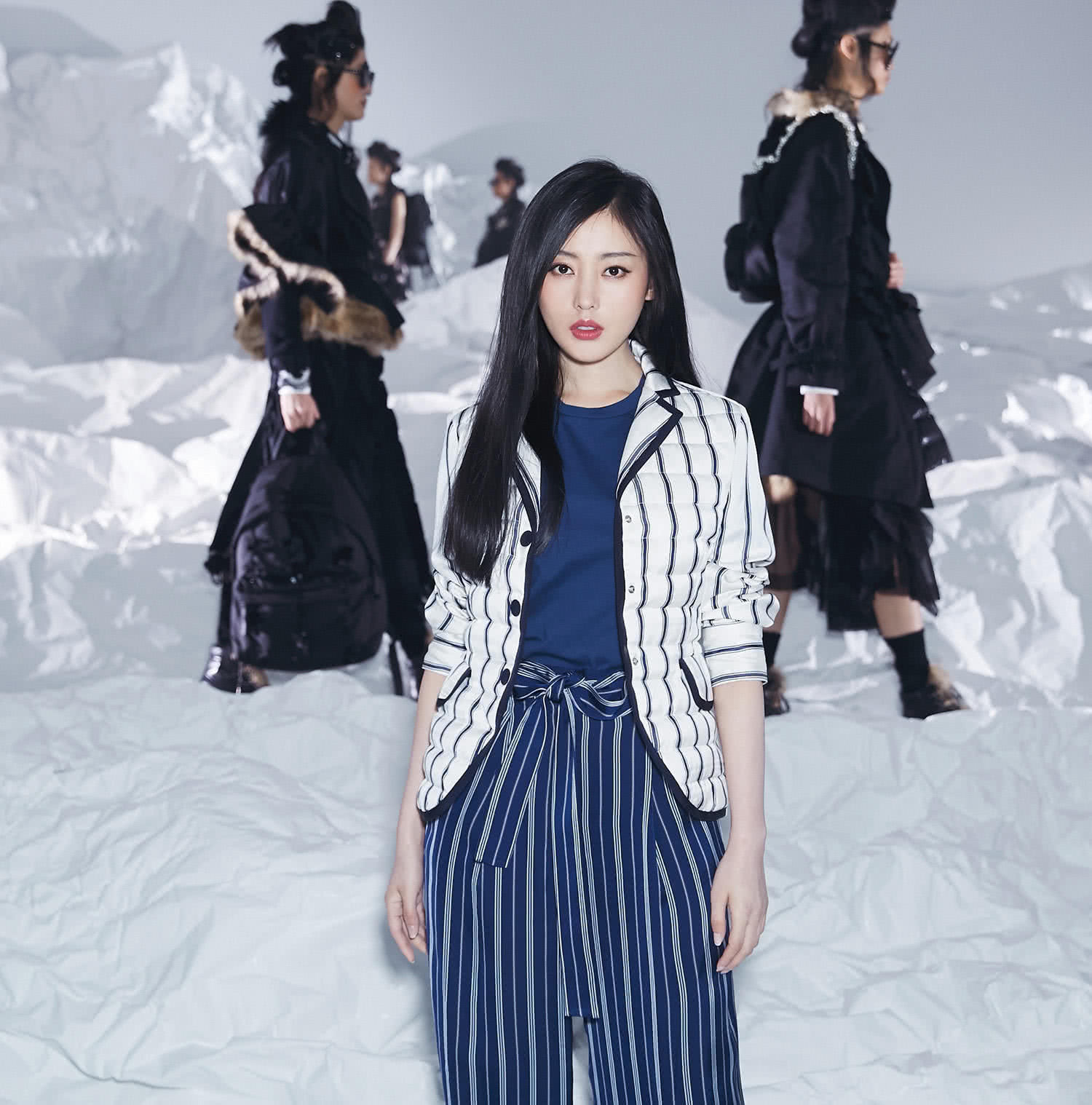 张天爱真会穿,运动裤配高跟鞋毫无违和感,一条