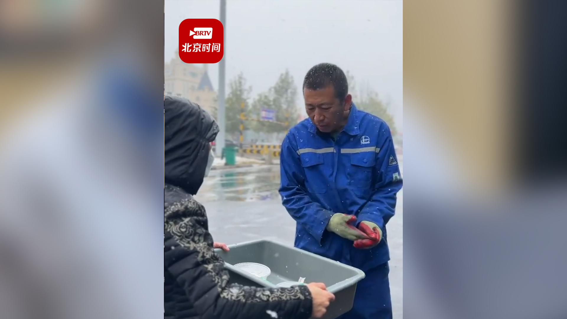 货车司机雪天滞留服务区商户免费送热饺子