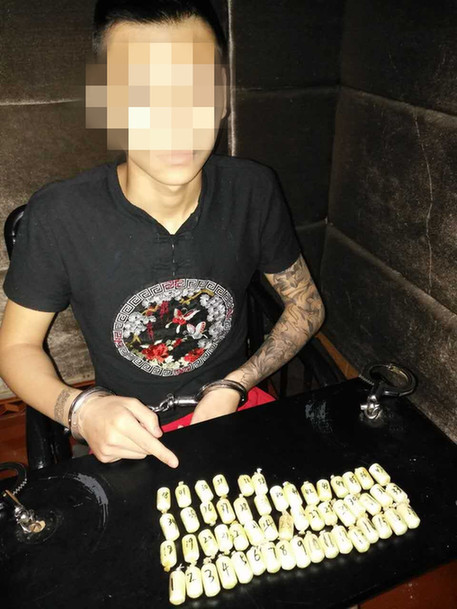 16岁男孩体内藏毒53包 飞机上被抓