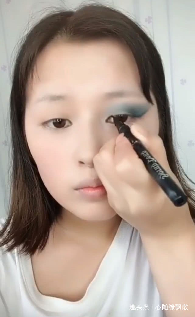 小姐姐喜欢赵丽颖,模仿花千骨妆容,这个地方却