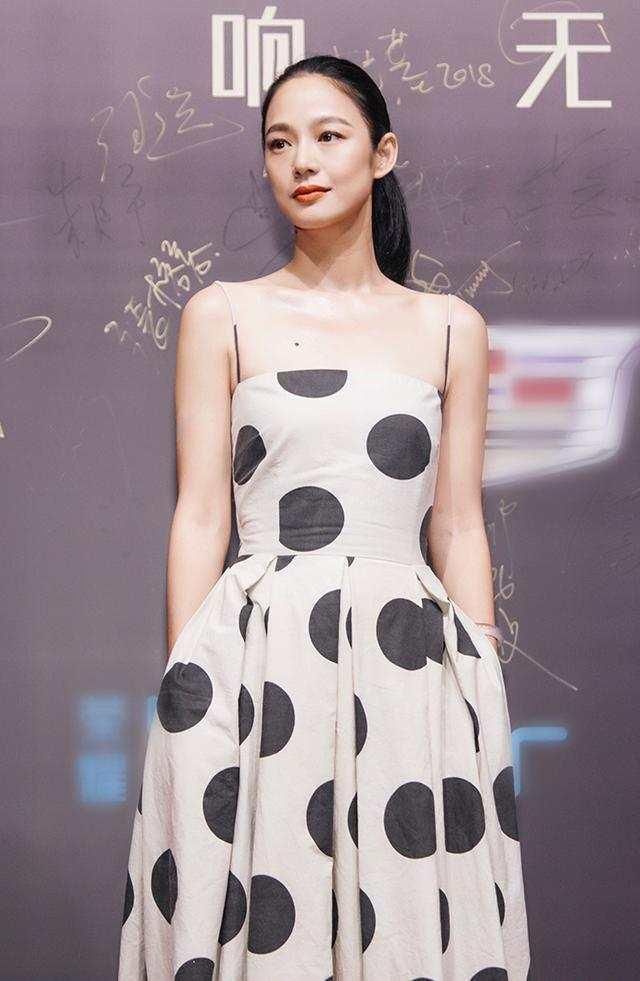 姜文老婆高级脸,快40岁照样美翻红毯,许晴都显轻佻