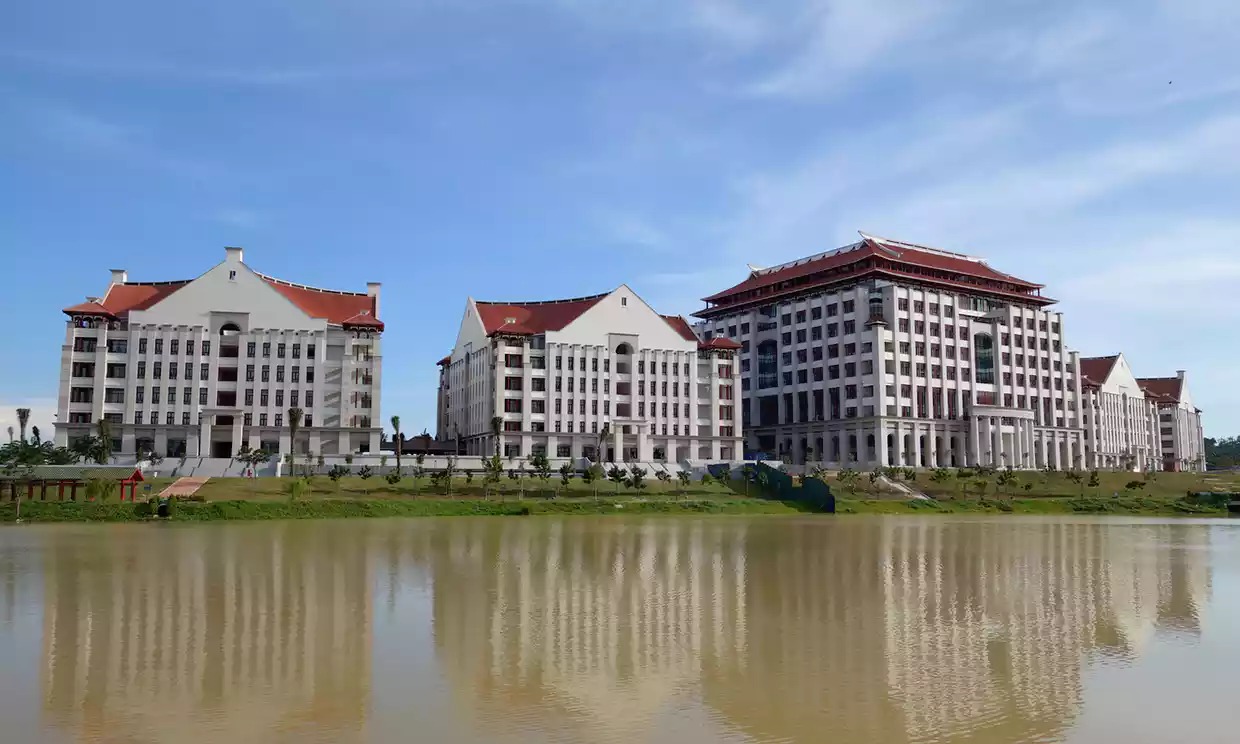 厦大马校建于距马来西亚吉隆坡西南45公里的地方,占地面积47万平方米.