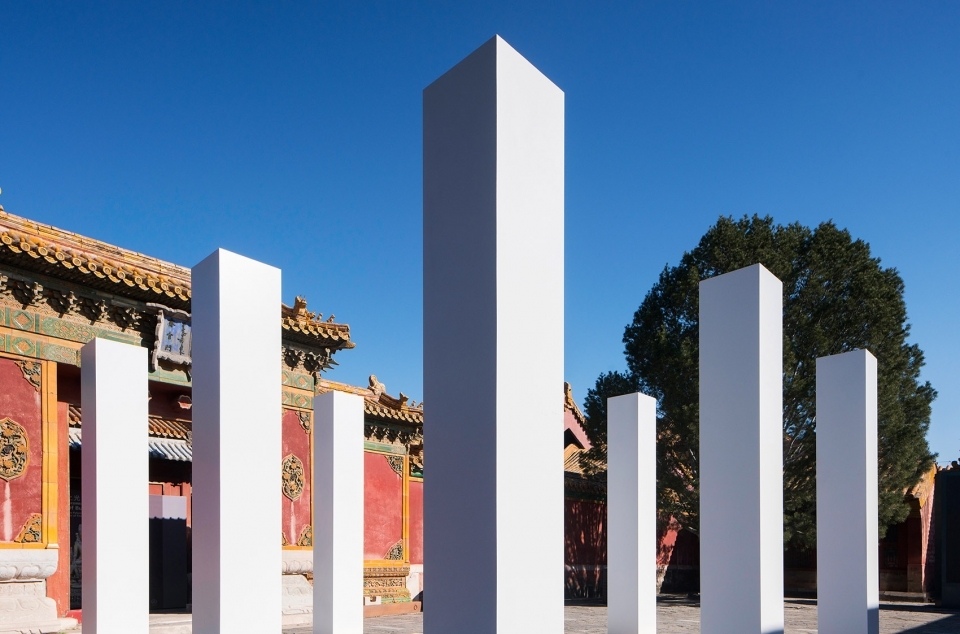 5米高的白色柱子(钢板烤漆),暗喻喜马拉雅山脉的八座最显著的山峰.