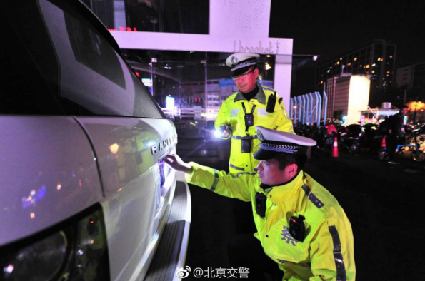 中秋夜北京交警清拖工体地区违停车22辆 中秋夜北京交警清拖工体地区违停车22辆