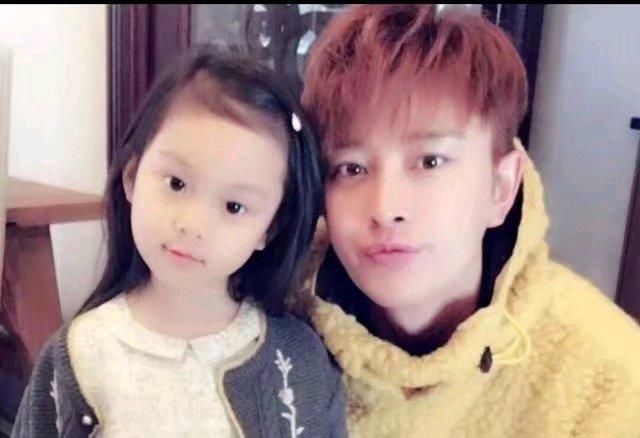李小璐回应:散了就散了!撒贝宁老婆李白职业惊