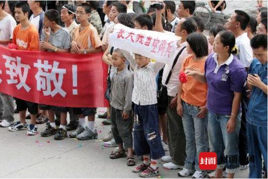 他汶川地震时举横幅要当空降兵 今成黄继光班班长 他汶川地震时举横幅要当空降兵 今成黄继光班班长