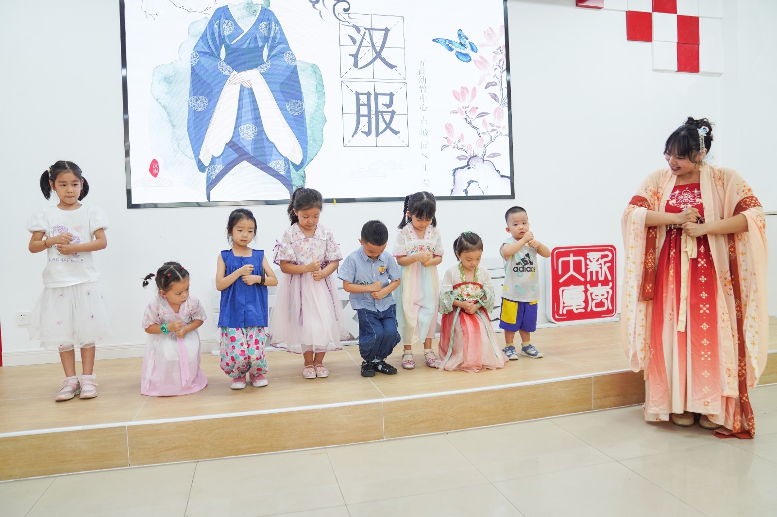 汉服展古韵 诗词润童心 这个暑假 鲁谷“萌娃”文化气息满满_北京时间