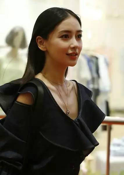 baby产后工作忙不停 瘦出了"排骨胸"