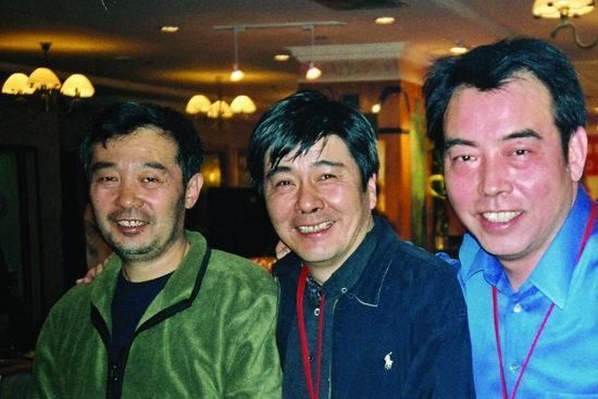 他和刘若英是好友,张艺谋的同学李雪健表兄,至