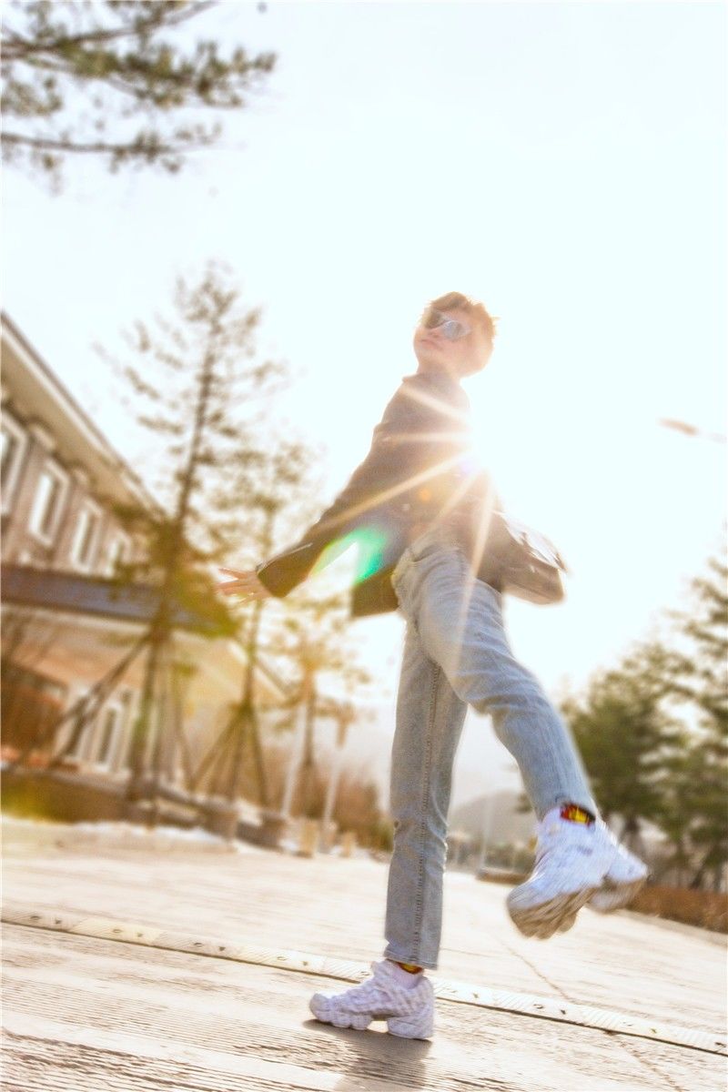 李萌萌切换街拍风格,酷炫系少女上线