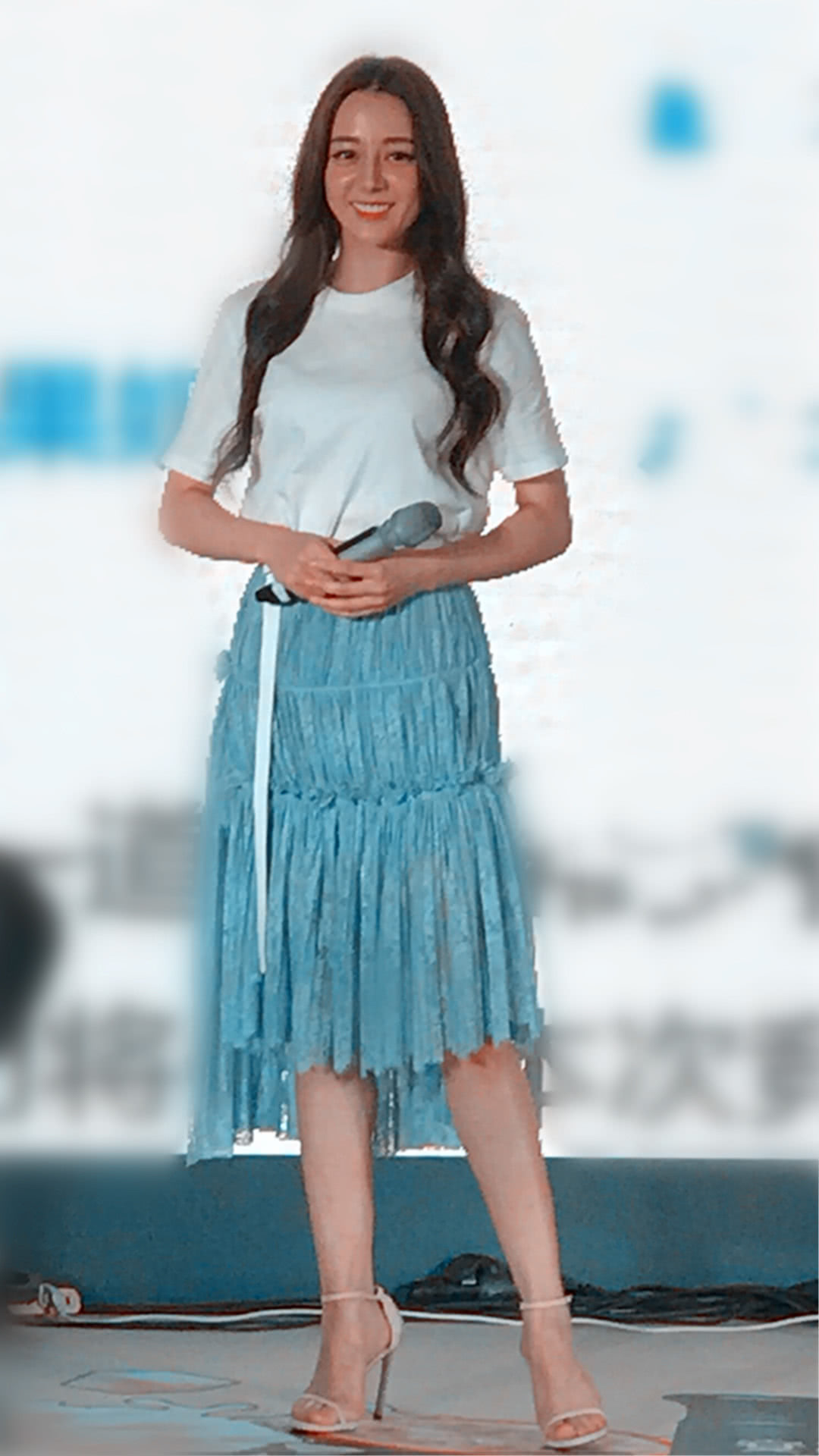 迪丽热巴出席某活动,身穿蓝色百褶裙清新迷人