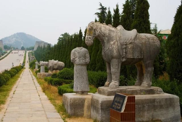 我国两大帝王陵墓,盗墓贼几次三番被吓出来,专家至今束手无策