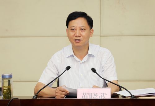 人大常委会主任黄晓武出席会议并讲话,市领导曾凡银,李明,顾文,李加玉