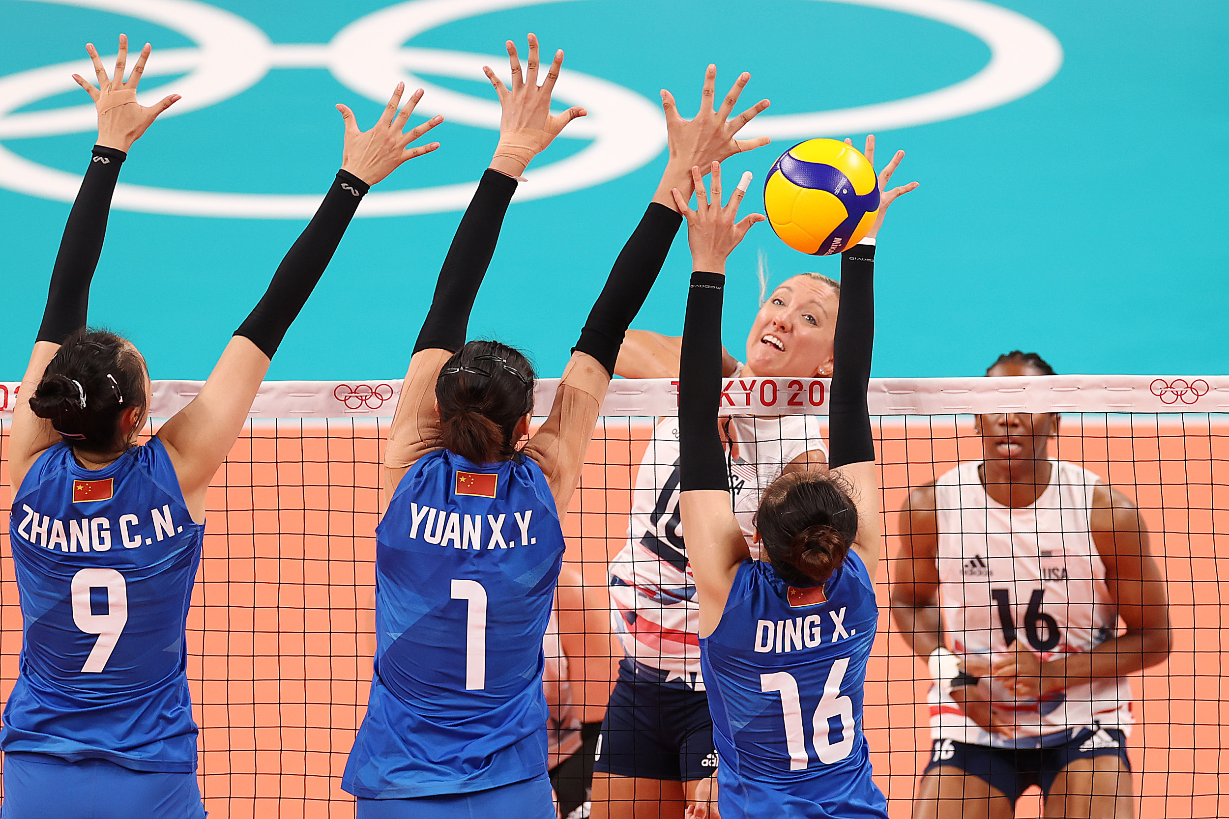 东京奥运会女排小组赛,中国女排不敌美国女排