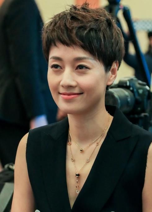 41岁的马伊琍坐飞机与空姐合照,网友:真人比电