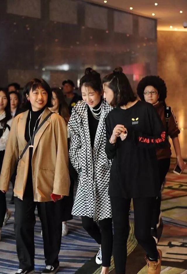 都说这次关晓彤穿的丑出新高度,看场外照片才