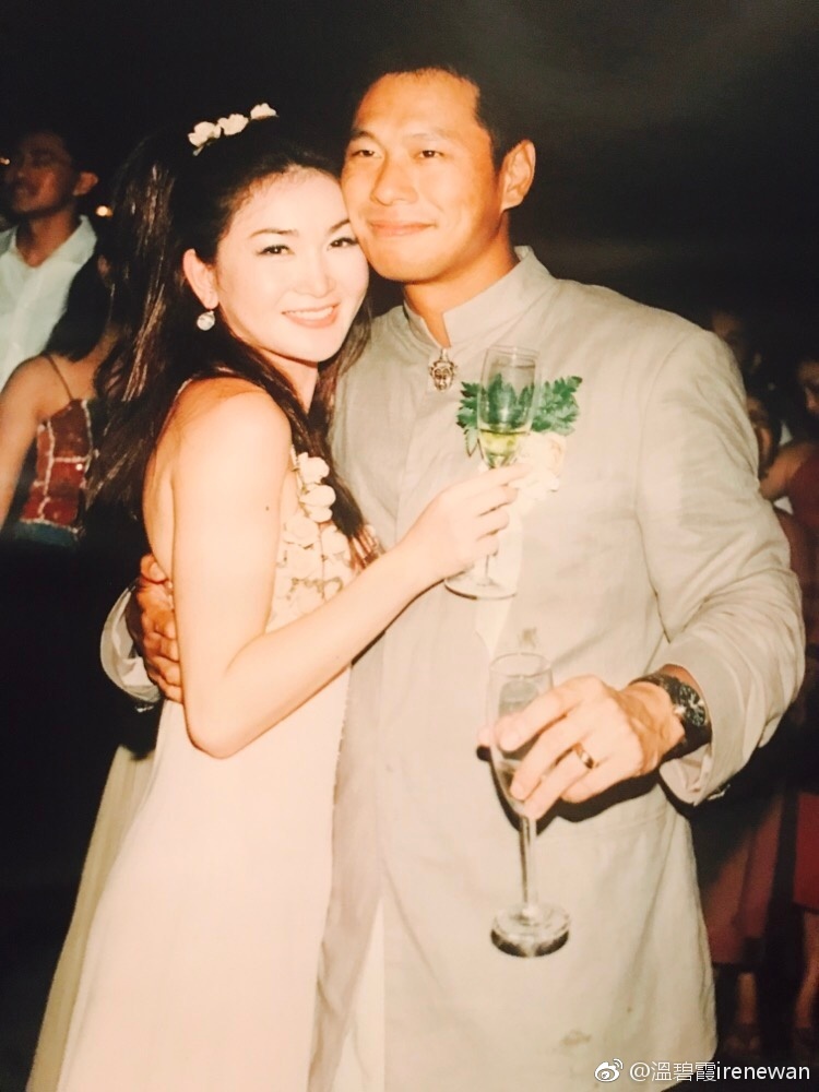 温碧霞结婚纪念日晒婚礼旧照 与老公甜蜜相拥幸福大笑