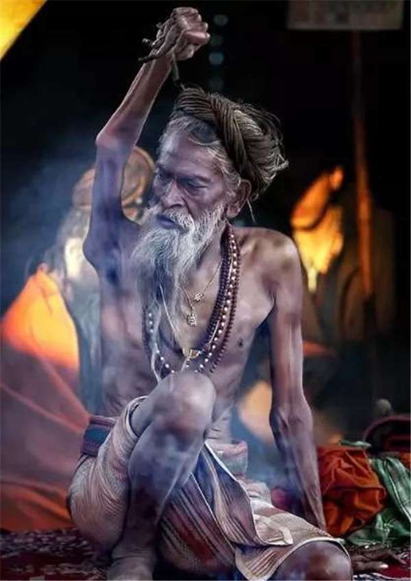 印度老人高举手臂45年,知道背后的原因后,人们