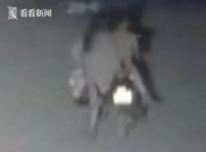 事后小李马上报了警，民警将小李带到医院处理伤口，并第一时间保留了相关物证，立即对本案展开调查。据小李描述，当时在激烈的反抗过程中，她在男子的右手臂上留下一个印记很深的咬痕。根据这个重要的线索，民警立即展开走访调查。