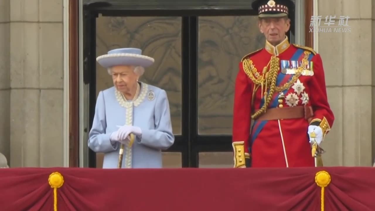 阅兵式为英国庆祝女王登基70周年庆典拉开帷幕