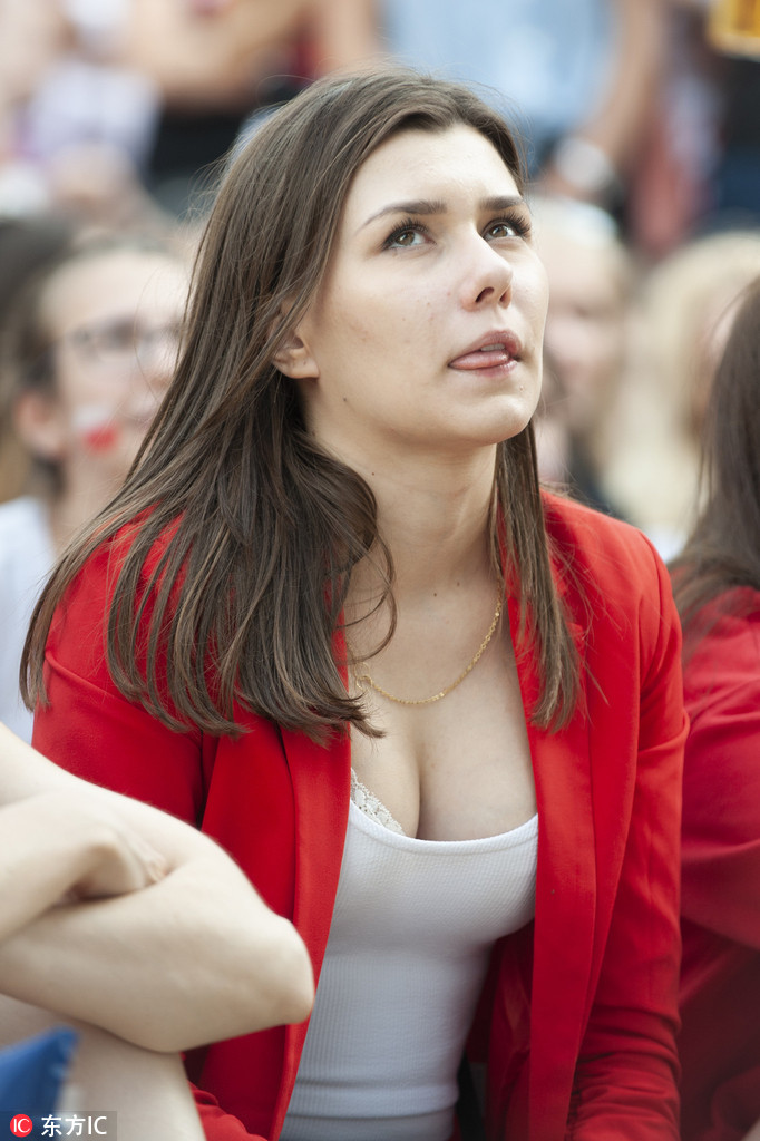 波兰球迷聚集在公园里观看波兰国家队小组赛。