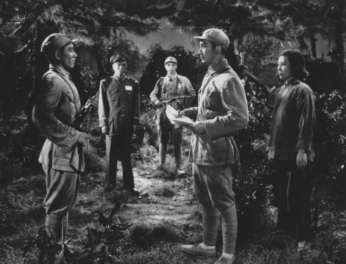 他们混入江边修工事的老百姓中，略施小计搞到一份江防工事图，并及时汇报给上级。不久，他们得知敌人新增一个榴弹炮团，于是他们假扮敌人工兵混入敌炮阵地，出色完成了侦察任务，在返回的路上，周长喜为掩护同志而壮烈牺牲。军事机密的再三泄露，令敌军长（崔超明 饰）火冒三丈，他下令炮击我游击队根据地，正和上级通话的步话机被敌炮火击中，怎么办，吴老贵和小马临危受命......