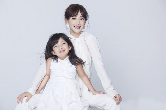 长大后我就成了你 牛莉晒与女儿亲子合照 长大后我就成了你 牛莉晒与女儿亲子合照