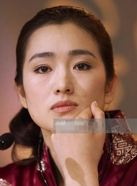 别老吹林青霞美了!她和巩俐同框脸大气质差,被