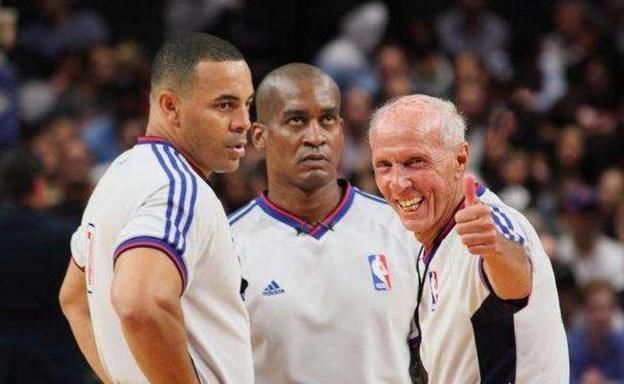 足球场上有殴打裁判 为什么NBA联盟从来没有