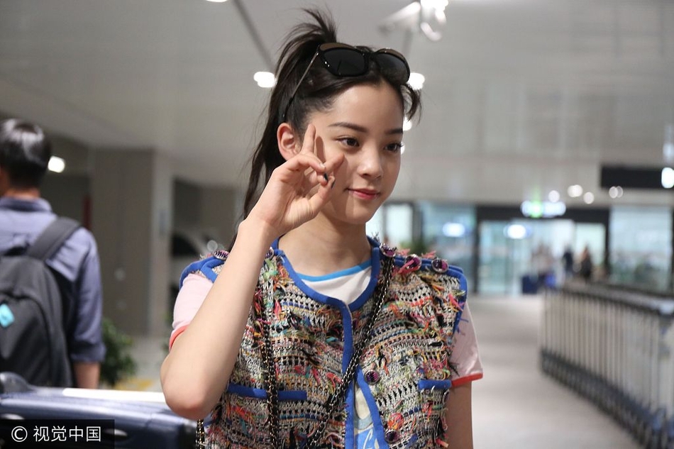 欧阳娜娜满脸胶原蛋白 露笑比v甜美可爱(组图)