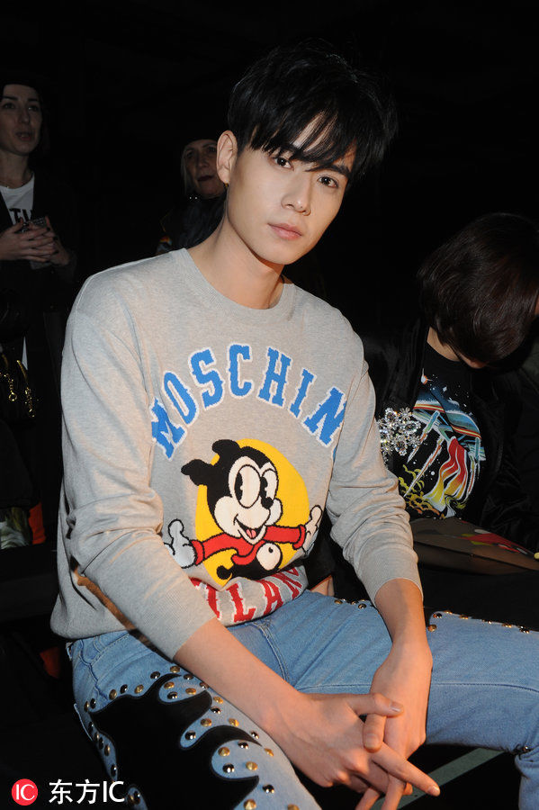 胡一天亮相Moschino秀场 卡通卫衣带你穿越回