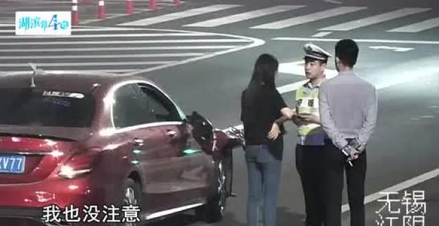 吵架吵到马路中间,女子瞬间被撞飞!