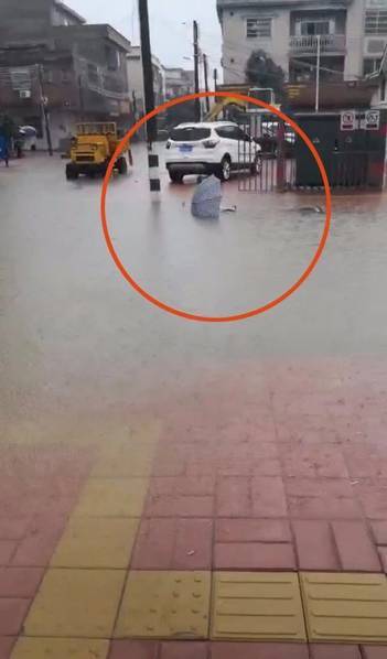 广东肇庆暴雨街道变河 男子触电倒地