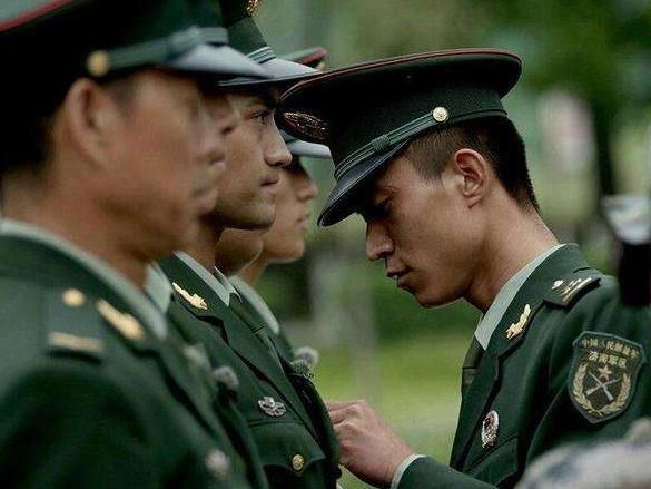 从农村走出来的四期士官,退伍和转业该选哪个