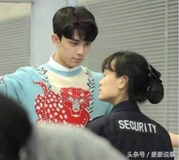 明星过安检:迪丽热巴高冷,吴亦凡害羞,陈伟霆看