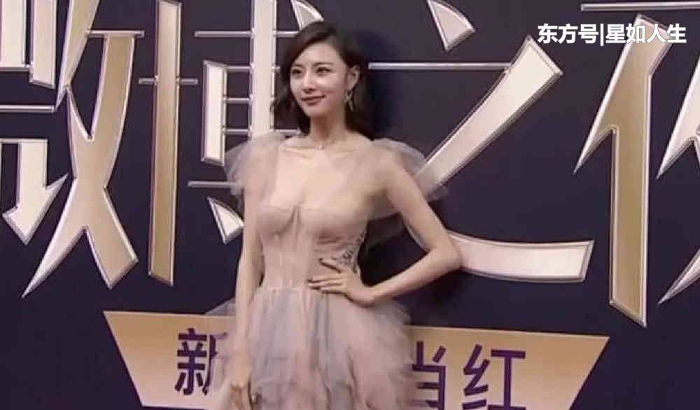 王思聪新女友陈雅婷“薄纱”长裙亮相红毯