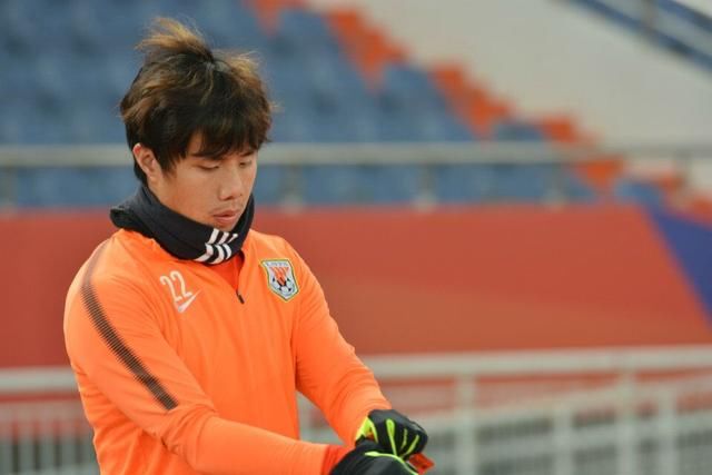 而在低谷中,贵阳市有关领导和恒丰老板文伟专程出现在俱乐部训练场地